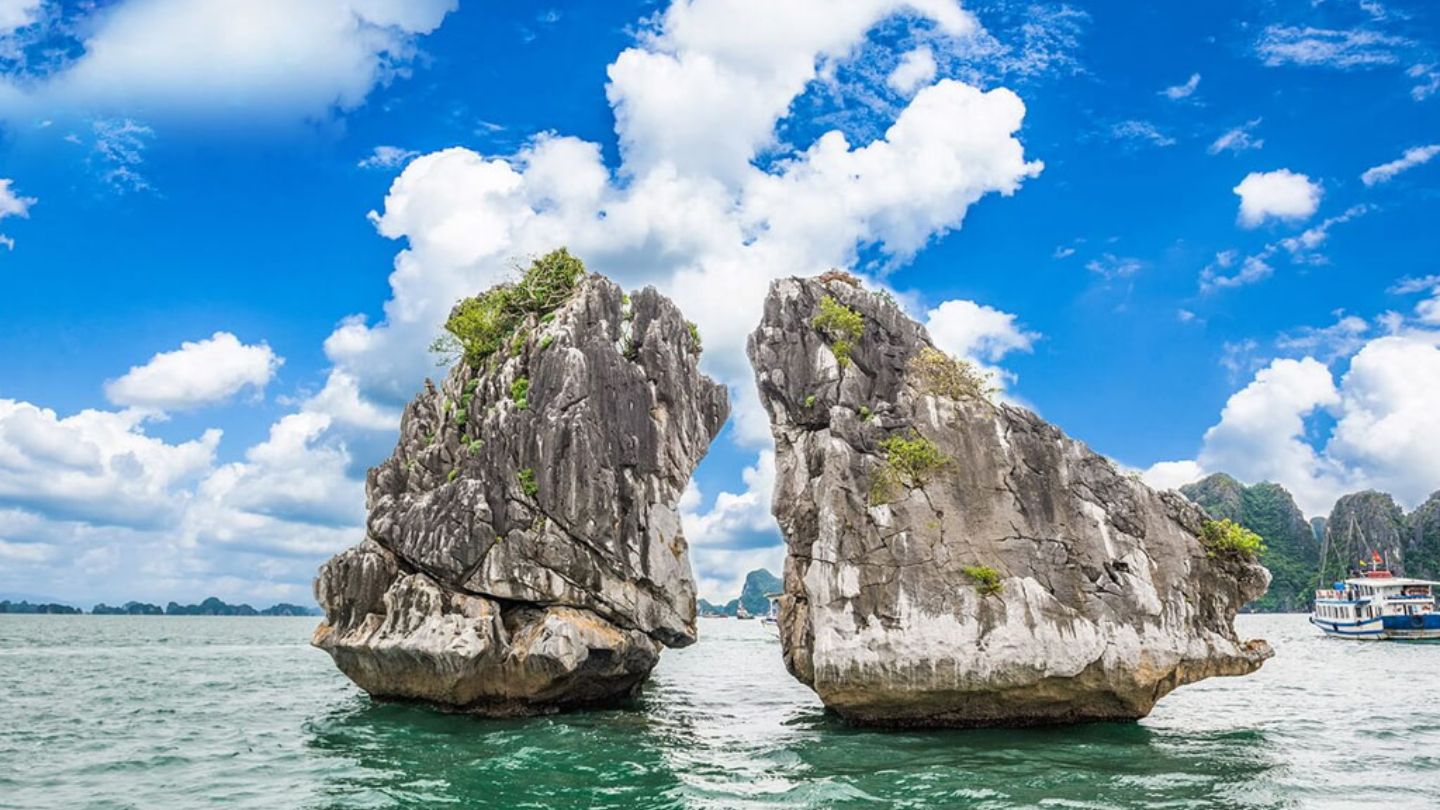 Discover the ever-changing weather in Ha Long Bay