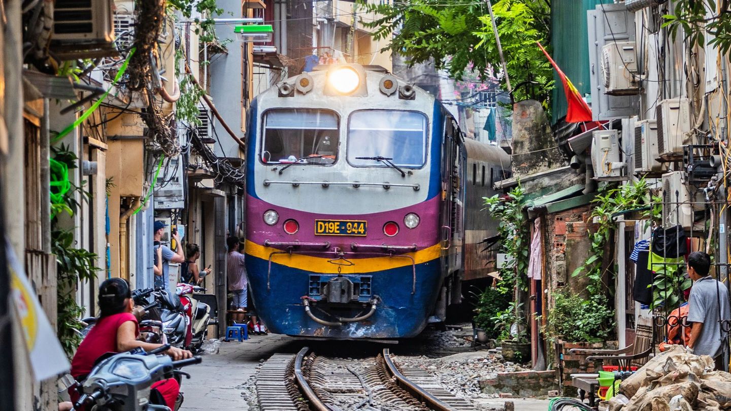 Explore the distance from Hanoi to Halong Bay Vietnam