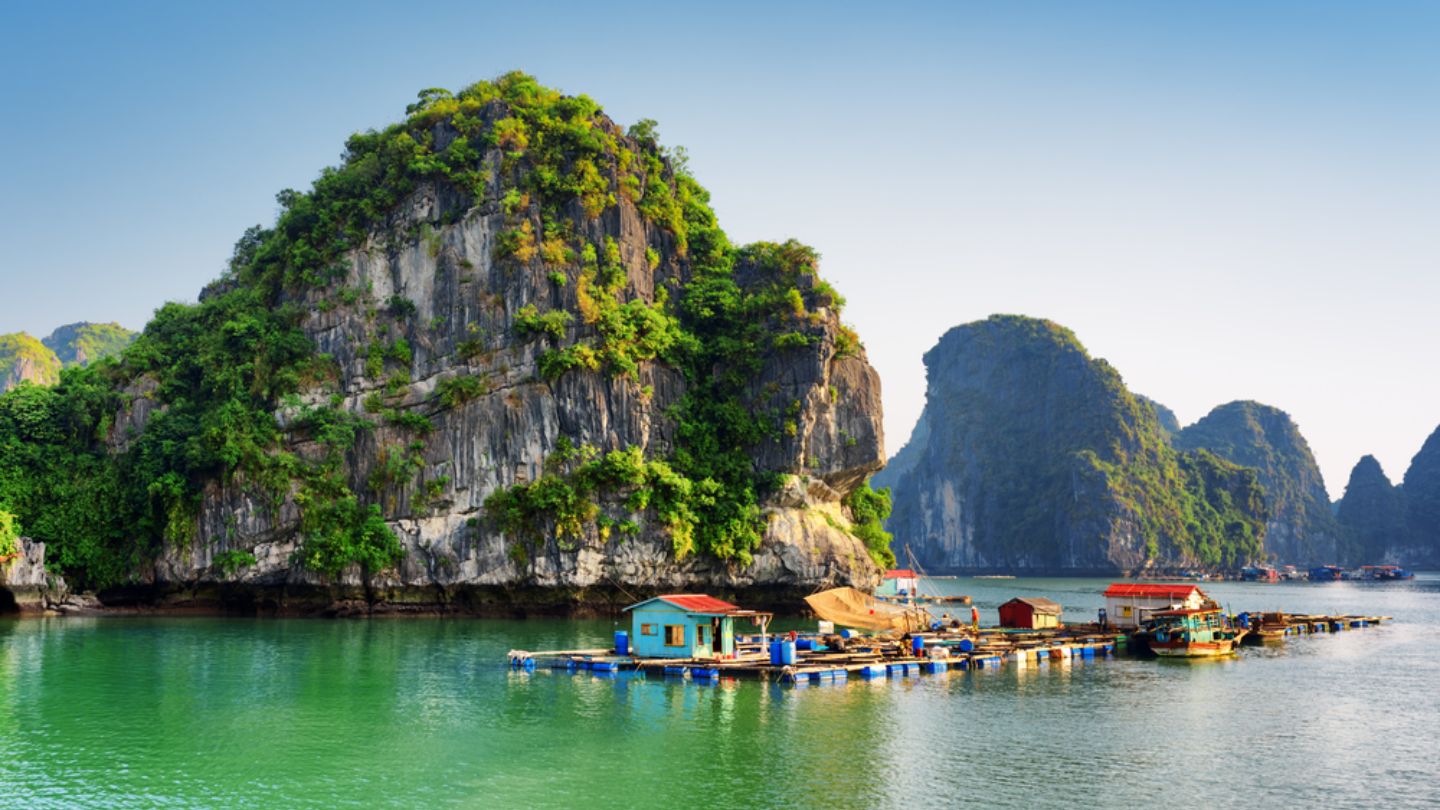 Experience the perfect of Halong Bay in April