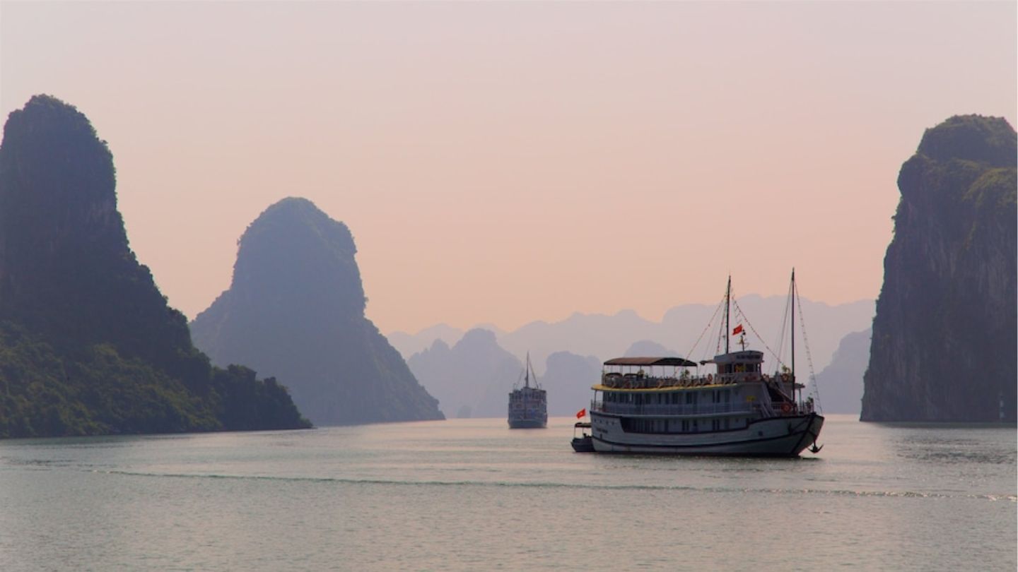 Plan with Halong Bay weather in February