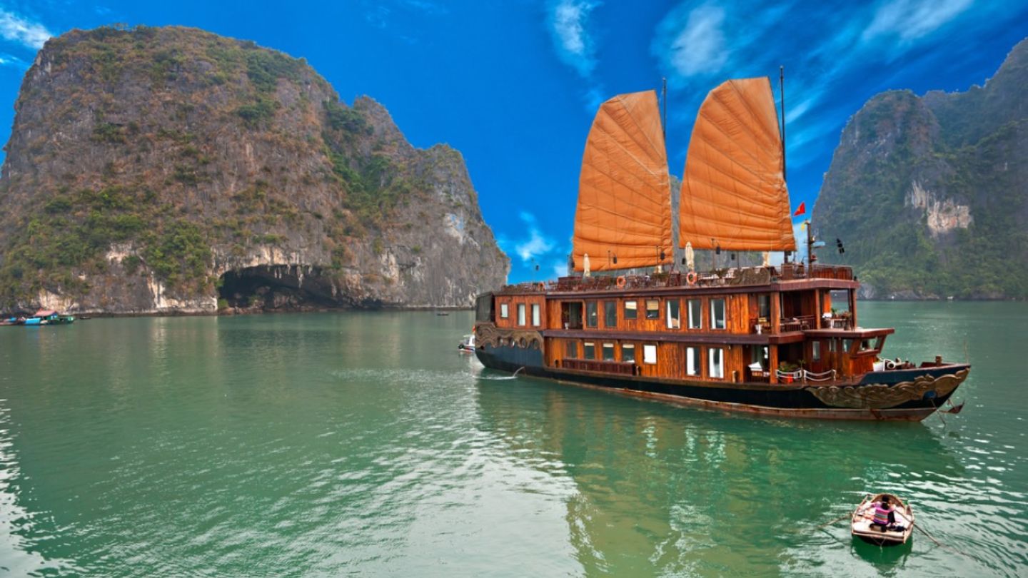 Admire Halong Bay weather in February