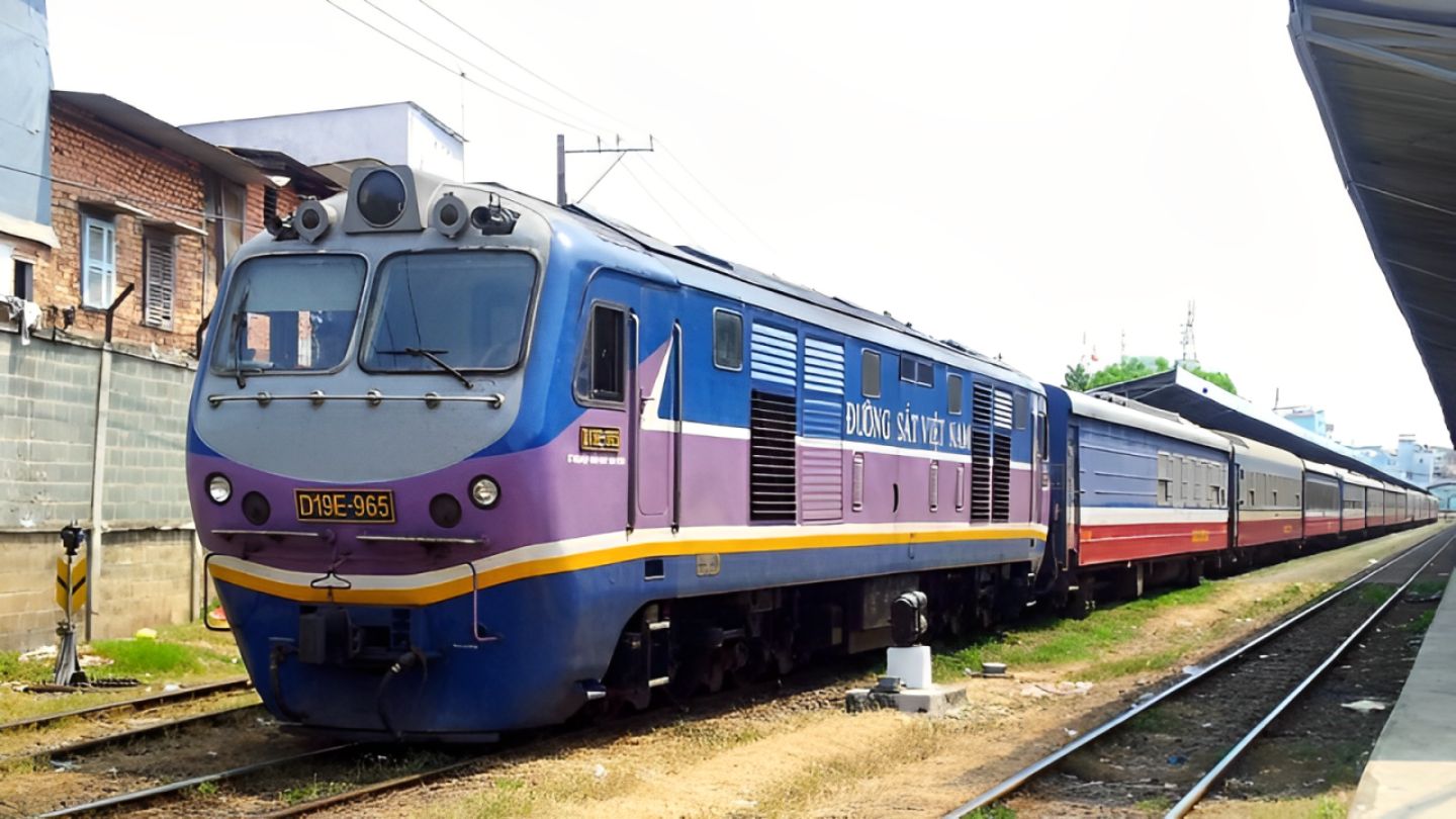 Vietnam's landscapes via Hanoi to Halong Bay train