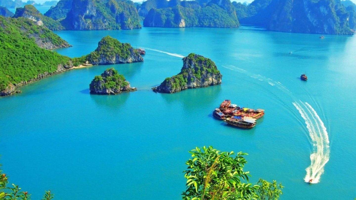 Experience the picturesque weather in Ha Long Bay
