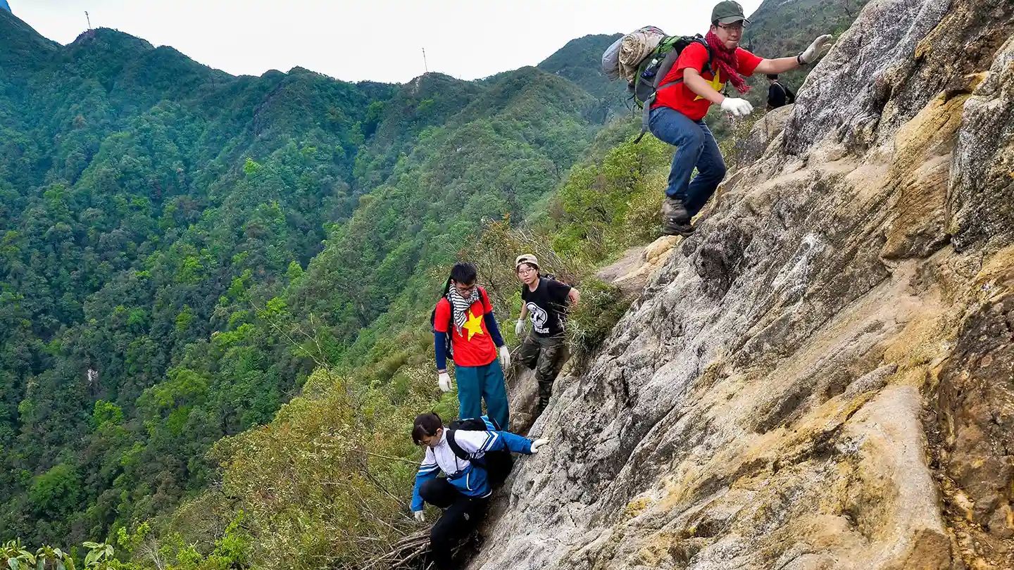 Fansipan Mountain: Journey to Spectacular Views and Thrills 12 Hiking adventure on scenic Fansipan Mountain trails