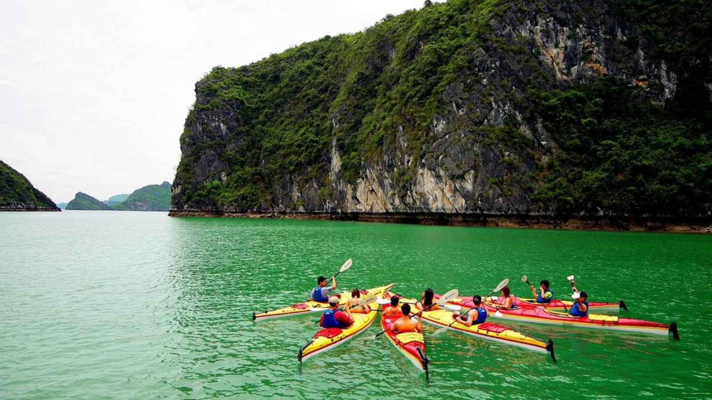 Picturesque views under clear Halong Bay weather in May