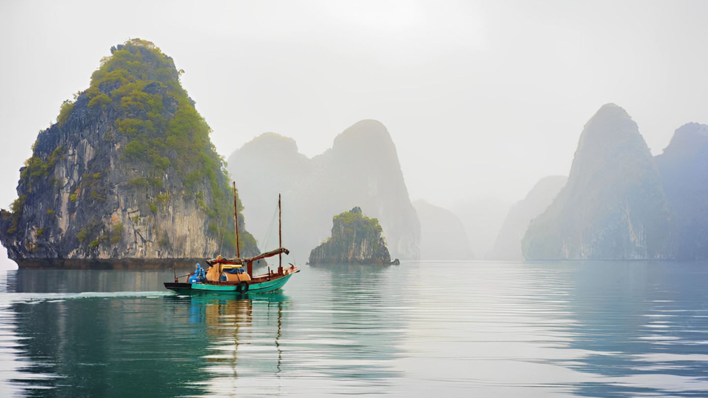 Explore Halong Bay at its finest time