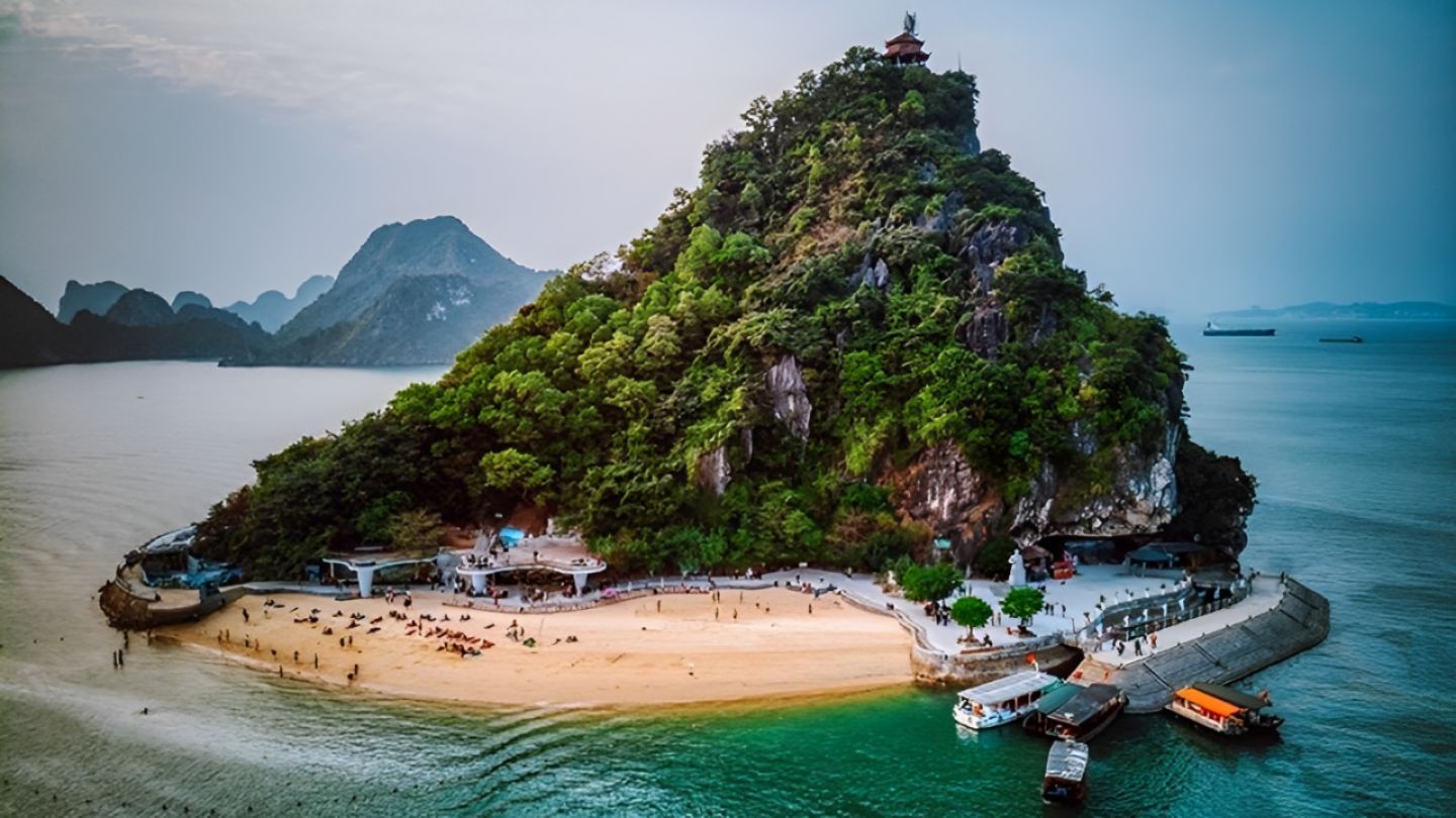 Discover Ha Long Bay's August weather