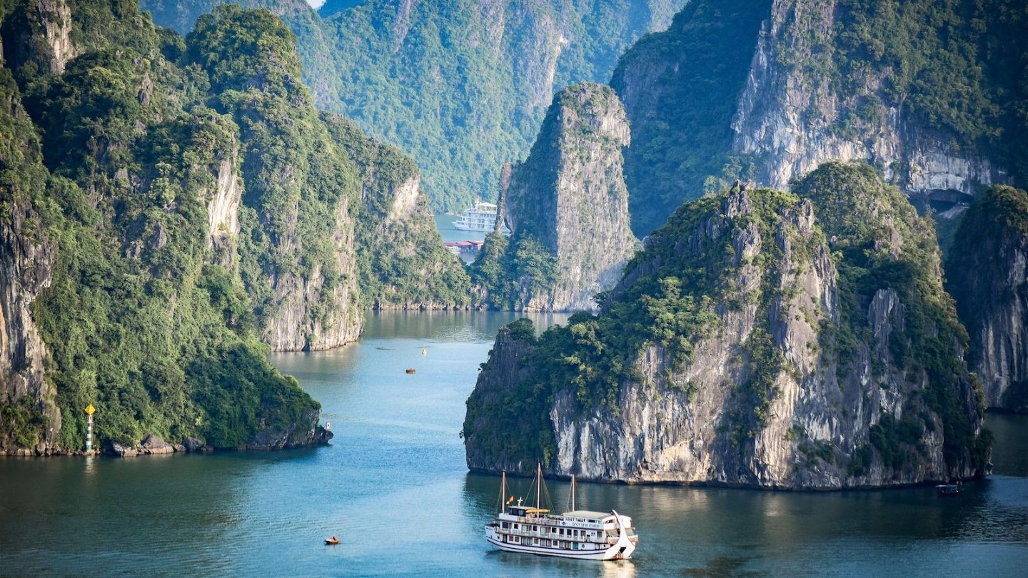Cherish calm Halong Bay weather in September