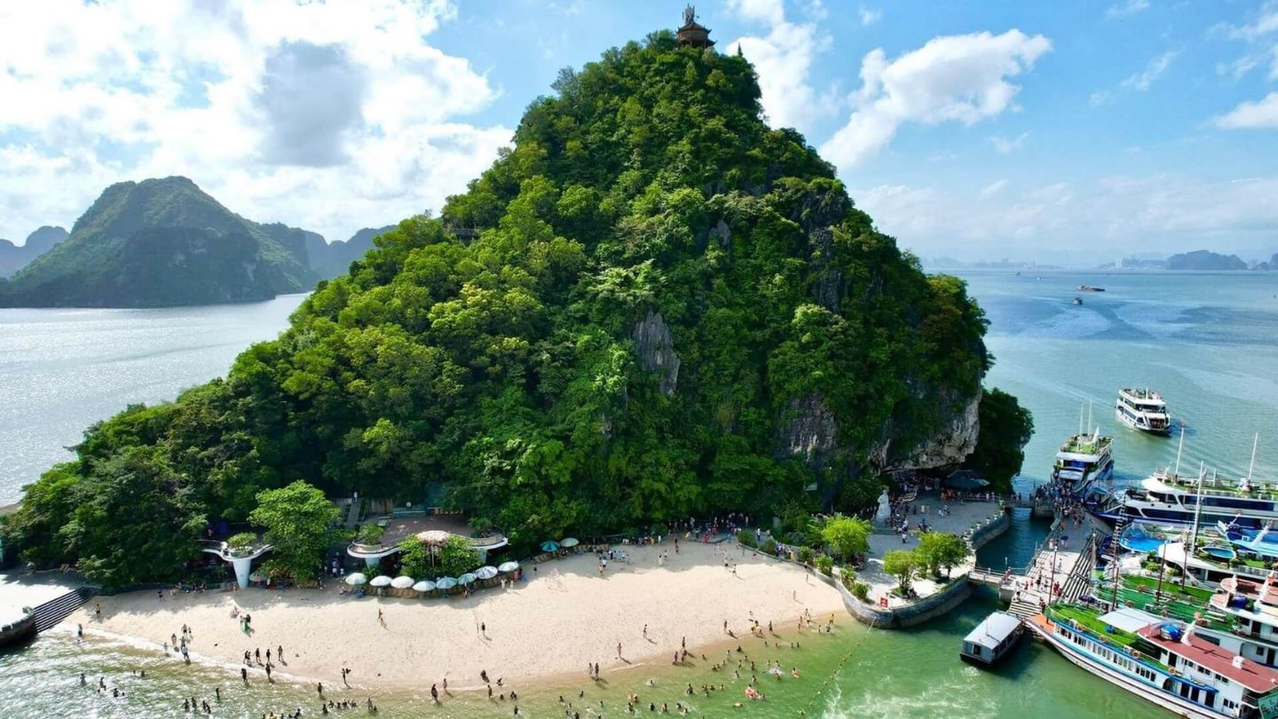 Breathtaking beauty of Halong Bay's October weather