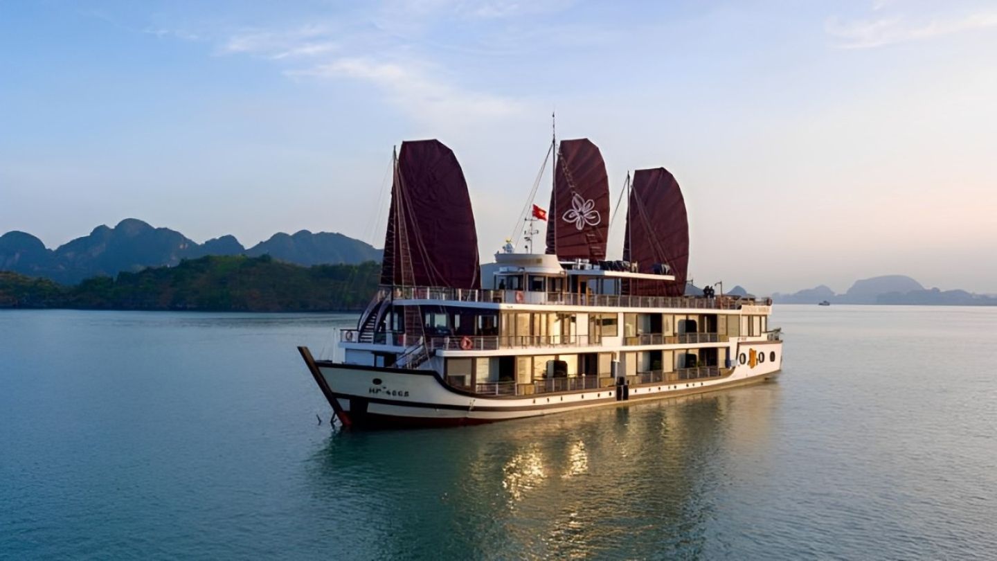  Memories amidst breezy Halong Bay weather in May